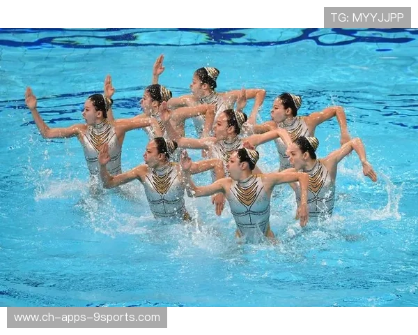 花样游泳队与交响乐团合作,水下音乐会成爆款 花样游泳队与交响乐团合作,水下音乐会成爆款