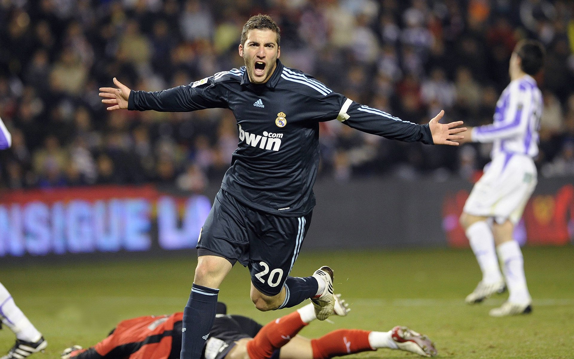 九游博彩-利物浦轻取狼队,萨拉赫状态火热继续领跑射手榜,利物浦续约萨拉赫